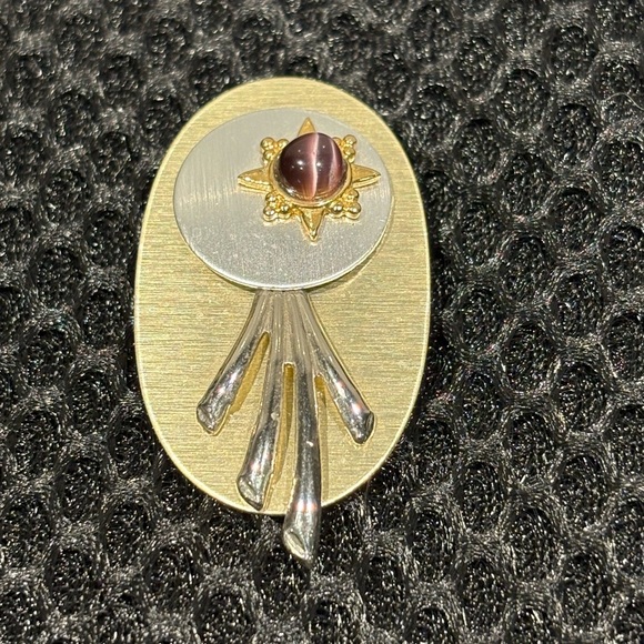 Modernist Starburst Brooch with Cat's Eye Cabochon - Picture 7 of 7